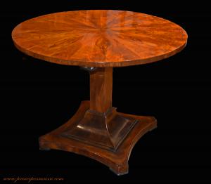 Viena, circa 1820. Elegante mesa de centro de chá, no estilo vela do início do Biedermeier vienense.