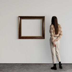Cornice italiana in legno scolpito laccato dorato del XX secolo - Foto 10
