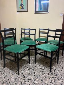 8 sedie ‘leggere’ di Gio ‘ Ponti per Cassina con etichette dell epoca 
