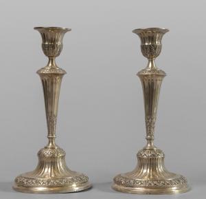 Par de castiçais em prata repuxada, marca da Torretta, Gênova, ano 1822