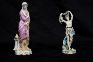 Paar polychrom bemalte Meissen-Porzellanfiguren, die Frauen darstellen. Ende des 19. Jahrhunderts.