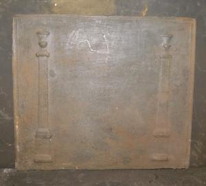 p025 - piastra in ghisa con due colonne, misura cm l 58 x h 50