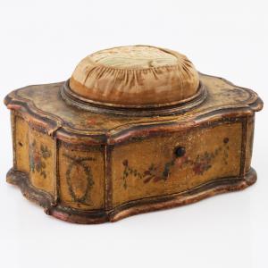 Scatola puntaspilli in legno laccato in policromia a fiori. Venezia, XVIII secolo
