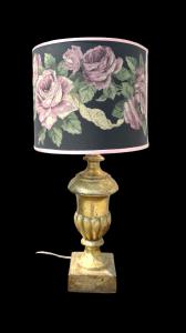 Lampe aus geschnitztem Holz, gefertigt aus einem Palmwedelhalter. Ligurien.