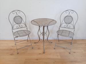 Conjunto de mesa lateral e duas cadeiras de jardim em ferro - cadeiras dobráveis - meados do século XX
