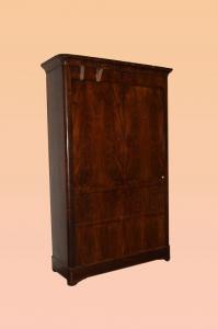 Französischer Empire-Schrank aus dem 19. Jahrhundert aus Mahagoni- und Mahagonifurnier.