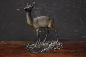 Statua scultura di cervo in bronzo e marmo 38 cm