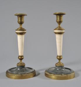 Paar Luigi XVI Kerzenleuchter aus Bronze mit Applikationen aus weißem Marmor und Bardiglio-Marmor, Piemont Ende des 18. Jahrhunderts