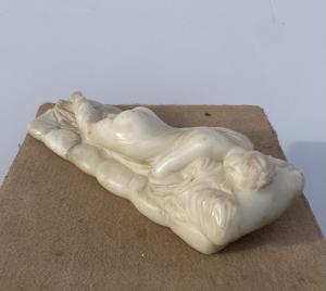 Sculpteur italien (XIXe siècle) - Jeune fille allongée. - Foto 5