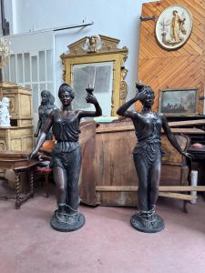 Bronzelampen, die weibliche Figuren darstellen, 177x90x50