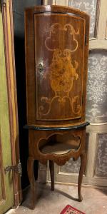 ARM210 - Eckschrank aus Nussbaum, Maße cm B 64 x T 45 x H 178