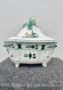 Zuppiera in maiolica con motivi rocaille in rilievo e decori floreali stilizzati.Cerreto Sannita.