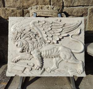 Esclusivo altorilievo - Leone di S.Marco con libro e spada - 83 X 63 cm - Marmo biancone di Asiago - Venezia