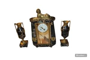 Tríptico Relógio de mesa com 2 vasos em mármore estilo Art Decó do início de 1900