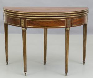 Spiel- und Serviertisch aus Mahagoni, Frankreich, Ende des 18. bis Anfang des 19. Jahrhunderts