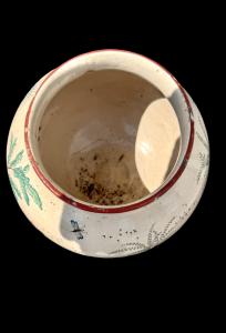 Vaso globulare in maiolica decorato con personaggi in ambiente agreste. Milano. - Foto 7