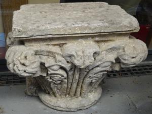 Barockes Kapitell für Halbsäule aus Stein - Venetien XVIII Jh. - cm 54x37 H cm 43