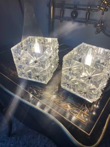 Par de luminárias de mesa em aço cromado e cristais
