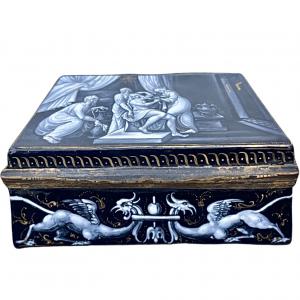 Rectangular 'Grisaille' enamel box, depicting a noblewoman with handmaids and grotesque motifs with gold details. Limoges. France.