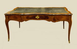 Large Louis XV diplomat's desk for the center of the room, veneered and inlaid, Genoa around 1740-1750