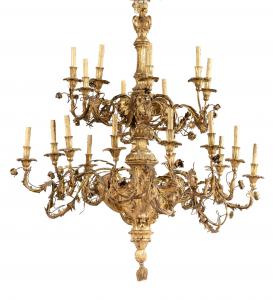 Grande lampadario in stile Luigi XIV a venti luci in legno finemente intagliato e dorato e lamierino, secolo XIX