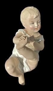 Figura di bambino ‘piano baby’ in porcellana policroma  bisquit. Manifattura Heuback,Germania. - Foto 5