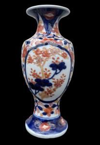 Kleine Porzellanvase mit Imari-Blumendekor. Meiji-Zeit, Japan.