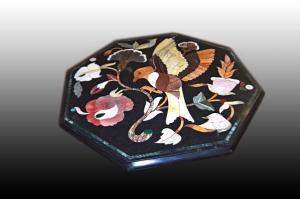 Tavolino ottagonale italiano in marmo con ricchissimo intarsio in pietre dure semipreziose