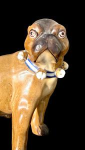 Bunte Porzellanfigur eines Mopses. Dresden. - Foto 6