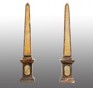 Paar antike Obelisken aus polychromem Marmor (Sizilianischer Jaspis, absolutes Schwarz und blühender Alabaster) florentinischer Herkunft aus der zweiten Hälfte des 19. Jahrhunderts.