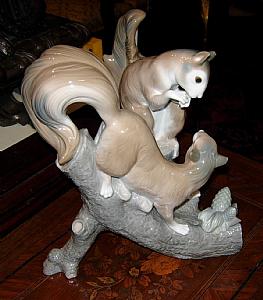 Große Keramikgruppe NAO von Lladro', verliebte Eichhörnchen