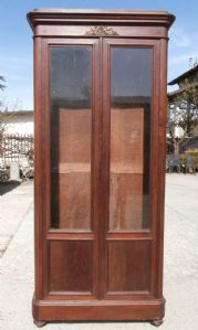 Vitrine mit zwei Türen von seltenen Ausmaßen, aus Nussbaumholz
