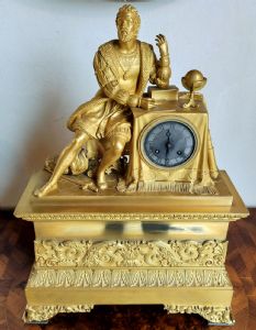 Importante orologio da mensola in bronzo dorato lucido ed opaco con figura di Ferdinando Magellano - Francia, 1840 c.a - funzionante
