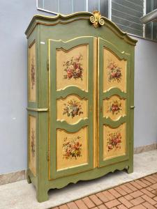 Important Green Lacquered Wardrobe - Restored (work in progress)_car 3045