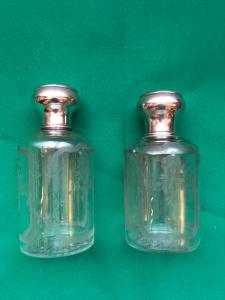 Par de frascos de perfume de cristal gravado com motivos florais e tampas de prata. França.