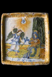 Targa-formella in maiolica raffigurante ‘l’Annunciazione’.Data 1728.Deruta.