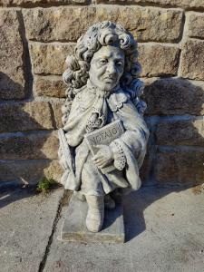 Stupefacente scultura in Pietra di Vicenza - Il Notaio - Collezione di opere - H 80 cm