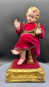 Polychrome terracotta Child Jesus with glass eyes on a gilded base – 19th century