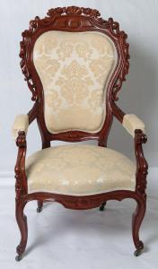 Antica poltrona francese del 1800 Luigi Filippo riccamente intagliata