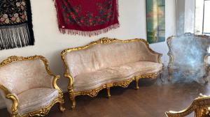 Sala de estar dourada