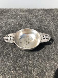 Coador de prata com duas alças perfuradas com motivos vegetais estilizados. Ourives Martini de Roma.