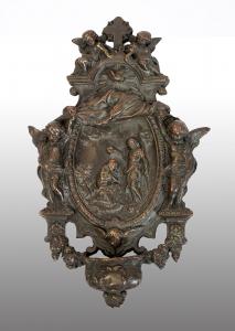 Antiga pia batismal em cobre repuxado retratando o Batismo de Cristo. Nápoles, século XIX.