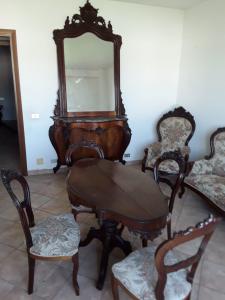 Esplêndida sala de estar em mogno claro composta por 2 poltronas, 6 cadeiras, 1 mesinha, 1 console com espelho, 1 sofá, obra-prima do período Luís Filipe de 1800 de um palácio genovês com garantia nos termos da lei.