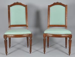Satz von sechs Stühlen im Louis-XVI-Stil aus geschnitztem Nussbaumholz, Genua, letztes Viertel des 18. Jahrhunderts