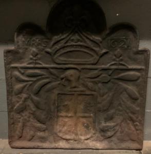 P233 - Placa de proteção de lareira em ferro fundido, século XVII, cm L 72 x A 80