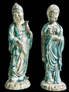Coppia di figure orientali in terracotta parzialmente invetriata.Manifattura Ugo Zaccagnini.