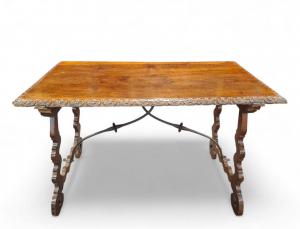 Mesa com pernas em lira
