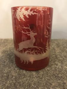 Böhmischer Kristallbecher aus der Biedermeierzeit mit eingravierter Jagdszene mit Hirsch.