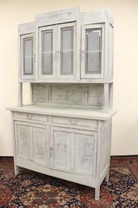 Anrichte aus Holz in hellem Pastellblau