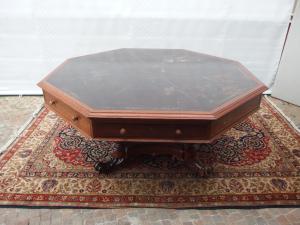 GRANDE TAVOLO DI FORMA OTTAGONALE IN ROVERE CON CASSETTI DA RAPPRESENTAZA EPOCA 800 cm L160xP 160xH76